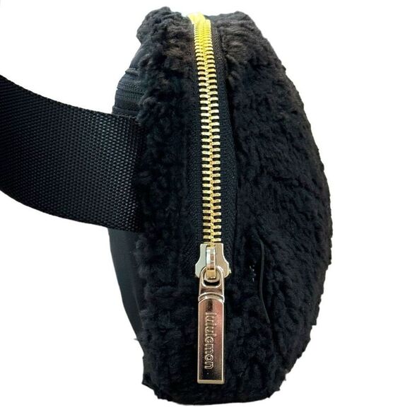 NEW LULULEMON Everywhere Belt Bag Fleece in Black + Gold 1 Liter NWT - Picture 3 of 7